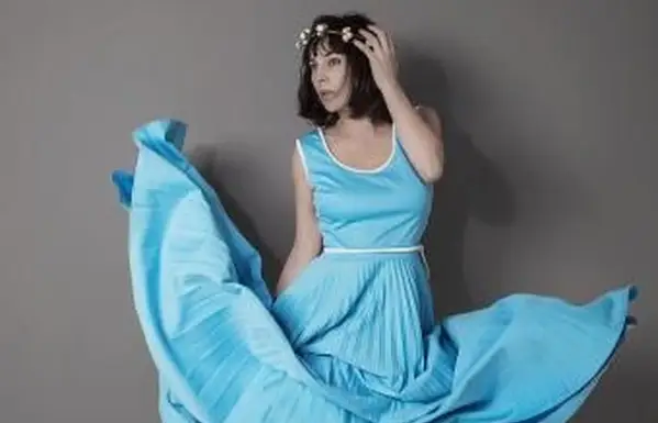 ילדה עם שמלה כחולה