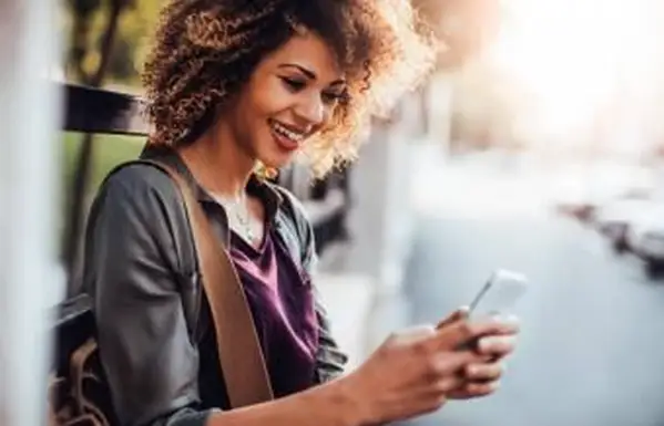 אישה בצבעי סתיו