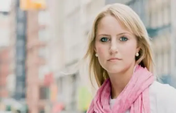 אישה לובשת צעיף ורוד