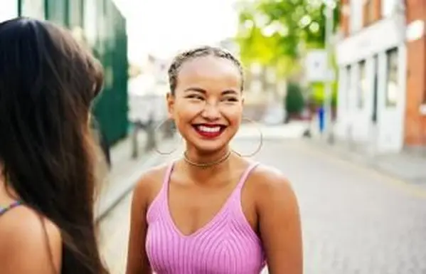 אישה יפה בחולצה ורודה