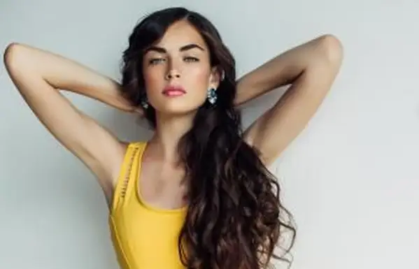 אישה לובשת צהוב