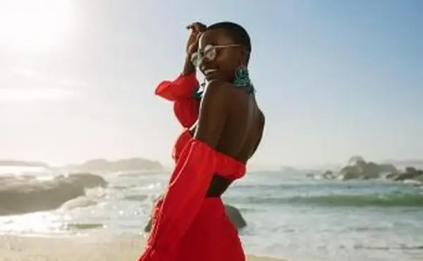 אישה בשמלה אדומה