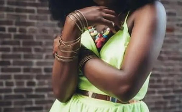 אישה לובשת שמלה ירוקה חדשה