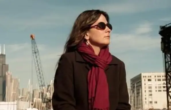 červená úhľadne uviazaná šatka