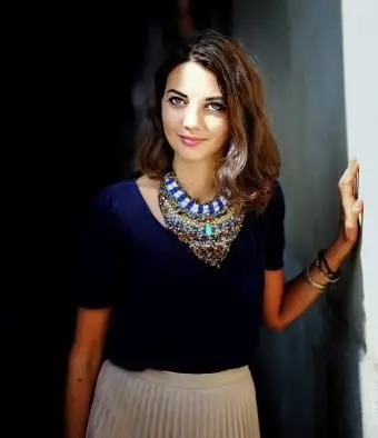 여분의 청키 한 목걸이가 의상을 완성합니다.