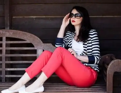 산호 바지와 플랫 슈즈를 착용하는 여자