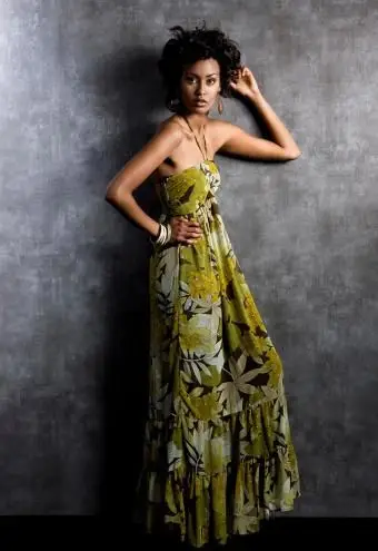 화려한 패턴의 롱 맥시 드레스