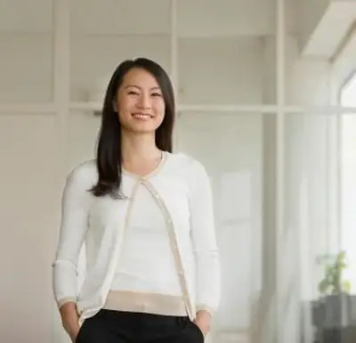 보수적 인 스웨터에 아시아 여자