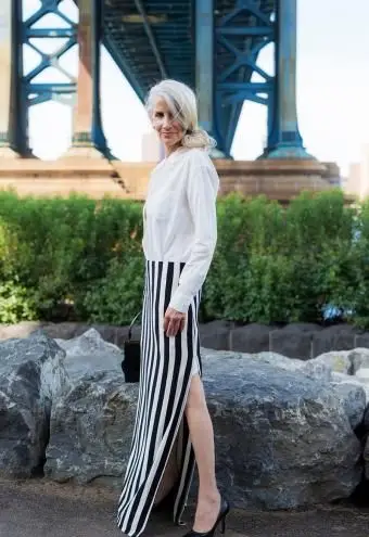 슬릿이있는 세로 스트라이프 맥시 스커트