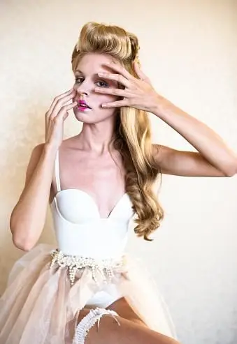 mulher usando espartilho estilo Maria Antonieta