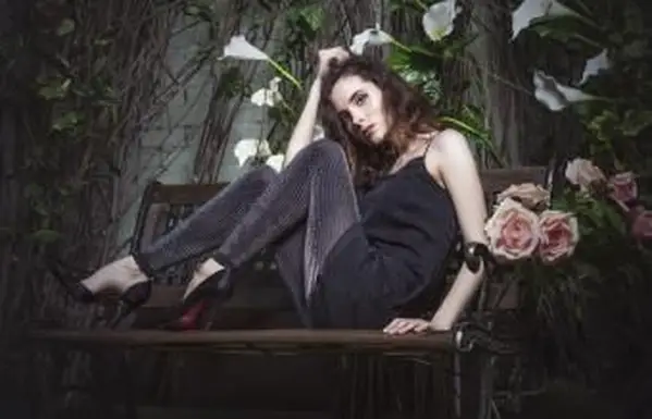 איך ללבוש חותלות מתחת לשמלה