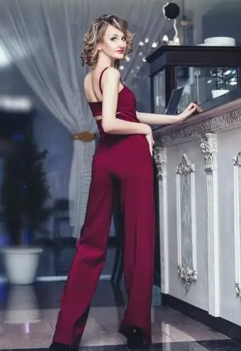 세련된 점프 수트