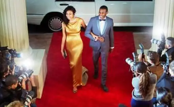 여성은 블랙 타이 이벤트에 무엇을 입을까요?