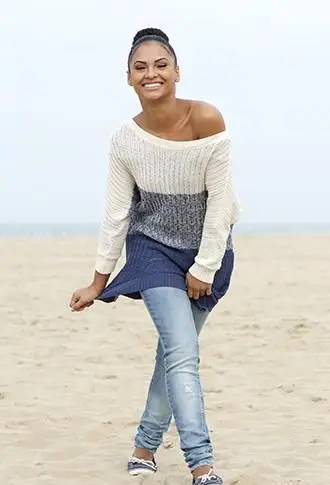 特大のセーターを着たスキニージーンズ