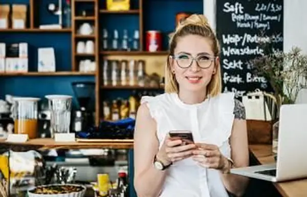 Donna che indossa occhiali color pastello