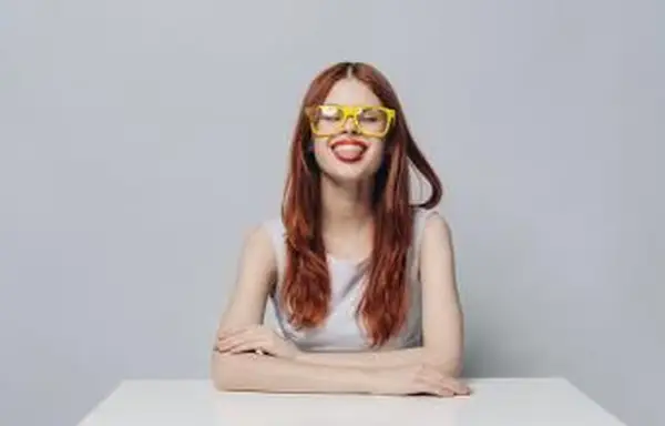 Donna che indossa occhiali da vista in acetato