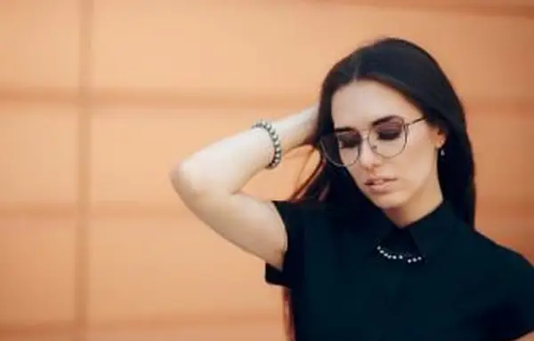 Donna che indossa occhiali con montatura sottile