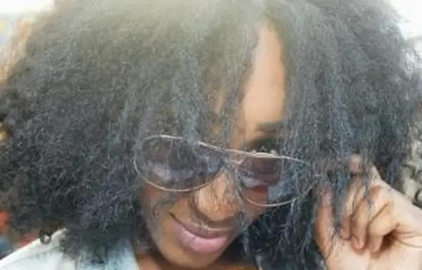 Donna che indossa occhiali da aviatore