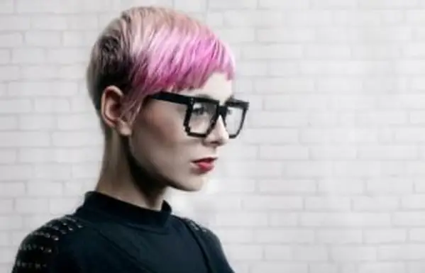 Donna che indossa occhiali neri audaci