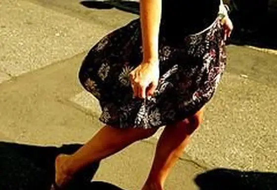 Was soll ich zu einem Sommerrock mit Blumenmuster tragen?