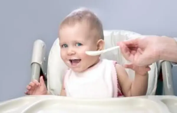 Glückliches, gesundes Baby