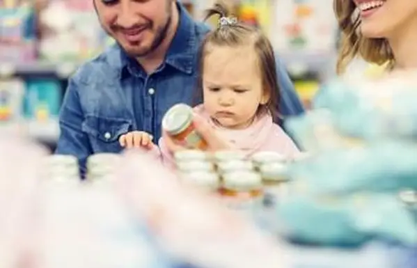 Rodzinne zakupy spożywcze w lokalnym supermarkecie