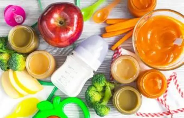 Przecier warzywny dla dzieci na drewnianym tle