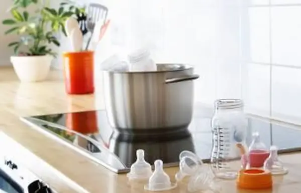 Odkażanie butelek dla niemowląt na kuchence