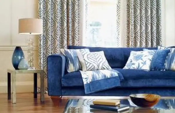 Innenraum des formellen Sofas im Fenster mit Kissen