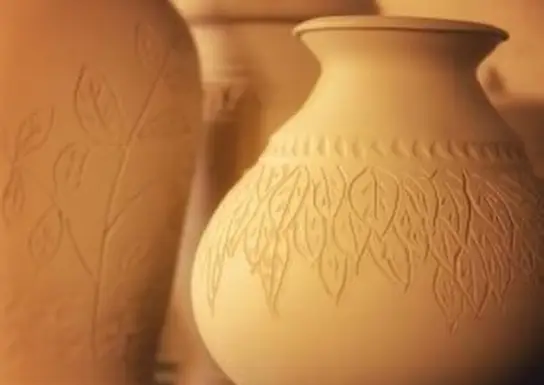 Nahaufnahme von Tonkrügen