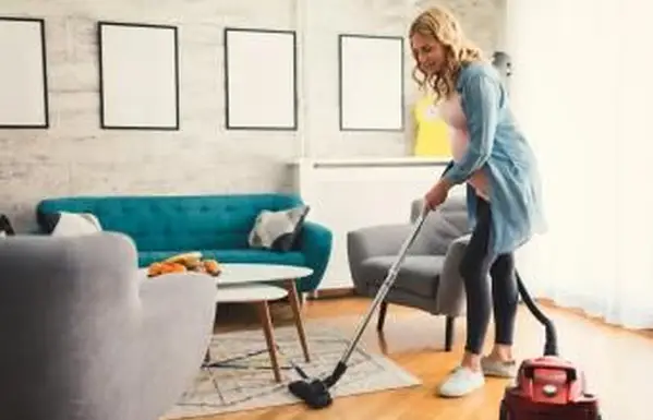 Schwangere Frau Staubsaugen Teppich