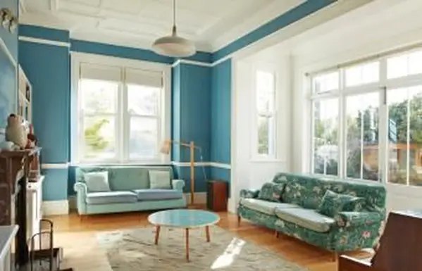 Möbel im Wohnzimmer angeordnet