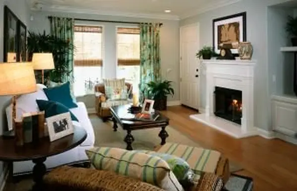 Gemütliches Wohnzimmer im Strandstil mit Kamin