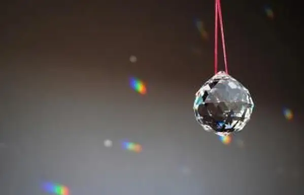 Nahaufnahme der Kristallkugel, die gegen die Wand hängt