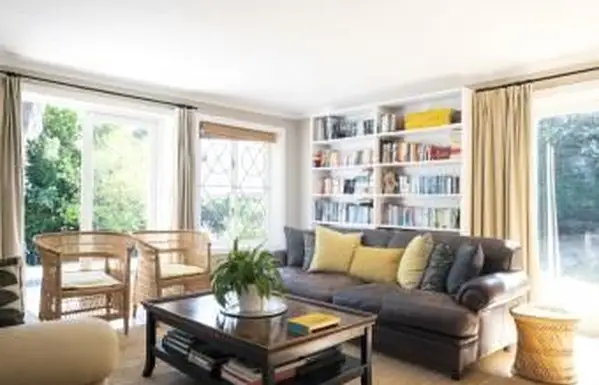 Regały za kanapą feng shui