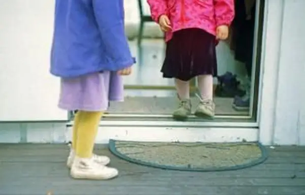 半円形のドアマットを持つ子供