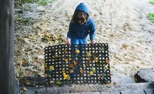 ウォークオフドアマットを持っている少年