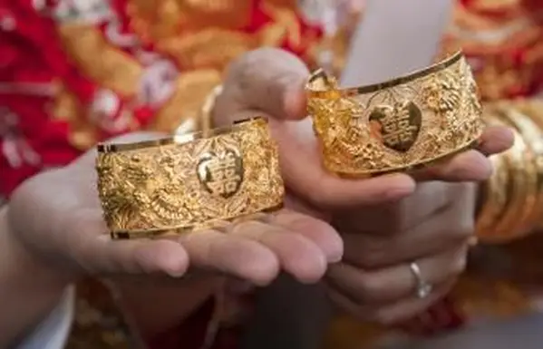 קישוטי חתונה עם סמל אושר כפול