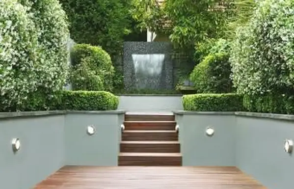 גן עם מזרקה הפונה לבית