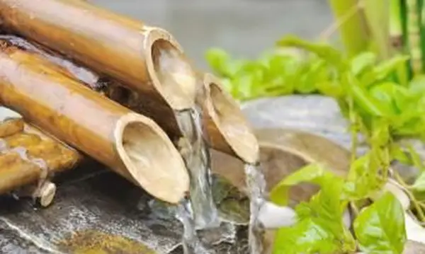 מים ממזרקת במבוק