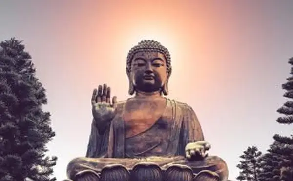 Segensbuddha und Schutzbuddha-Statue