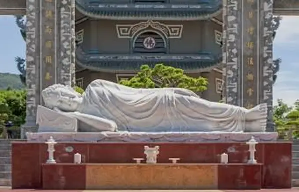 Liegende Buddha-Statue