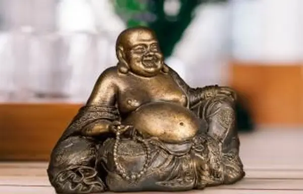 Lachende Buddha-Statue im Haus