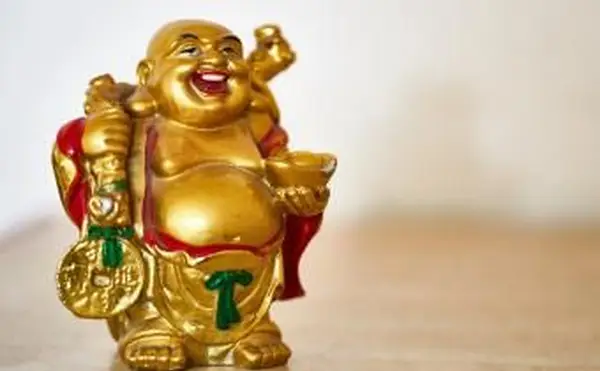 Stehende lachende Buddha-Statue