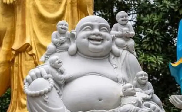 Lachender Buddha mit Kinderstatue