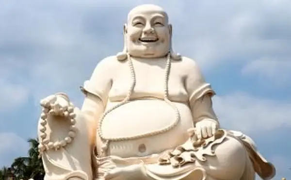 Lachender Buddha mit Perlen oder Reichtumsball