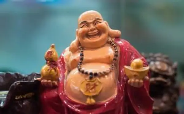 Lachender Buddha mit Schüsselstatue