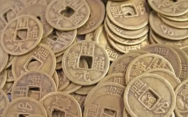 Feng Shui-Münzen als Glücksbringer verwenden