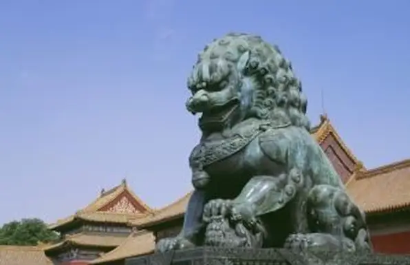 Statue de chien fu femelle