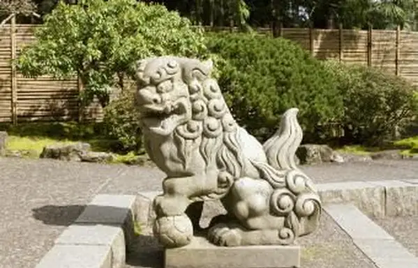 Statue de chien fu mâle